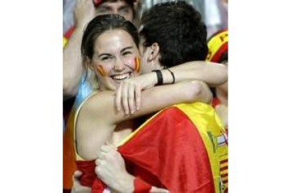 Dos seguidores españoles celebran efusivamente la victoria