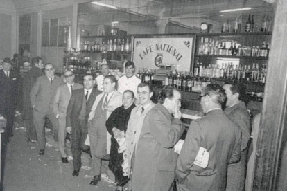 La barra del Café Nacional era uno de los lugares más concurridos.