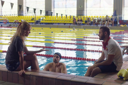 Patricia Conde habla con nadadores, en un episodio de Los poderes extraordinarios del cuerpo humano.