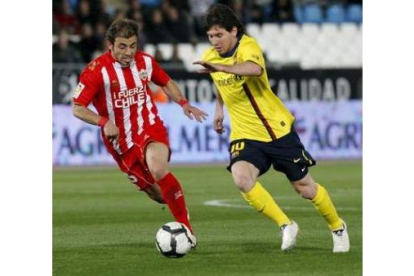 El argentino Messis conduce el balón ante un rival.