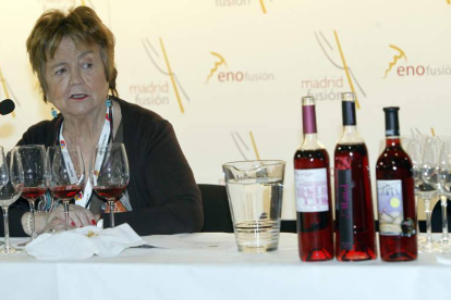 La enóloga leonesa Isabel Mijares dirigió la cata Grandes Vinos de España.