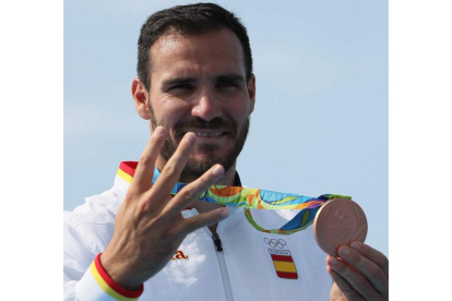 El ganador de la medalla de bronce en canotaje de velocidad, Saúl Craviotto, con su medalla. J. MÉNDEZ