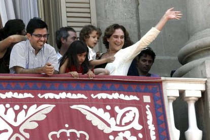 Ada Colau, con su hijo en brazos, este domingo en el balcón del ayuntamiento de Barcelona durante una 'diada castellera'.