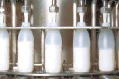 Proceso de envasado de leche en una factoría del norte de España