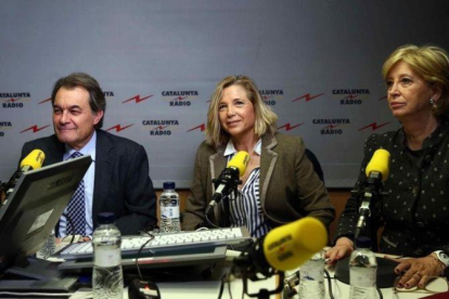 Artur Mas junto a Joana Ortega e Irene Rigau durante la entrevista en Cataluña Ràdio.