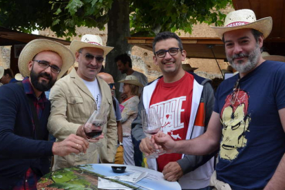 Un grupo de visitantes disfrutan de un vino ayer a mediodía en Feria del Vino DO León. MEDINA