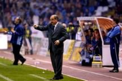 El técnico Mané dando instrucciones en un partido