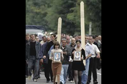 Por grupos, hombres y mujeres separados, familias o clanes enteros participaron en las exequias.