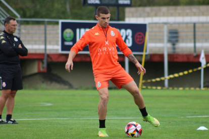 Santi Samanes prepara el partido ante el Osasuna Promesas bajo la mirada de Raúl Llona. DL