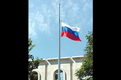 Las banderas ondearon a media asta en todo el país.