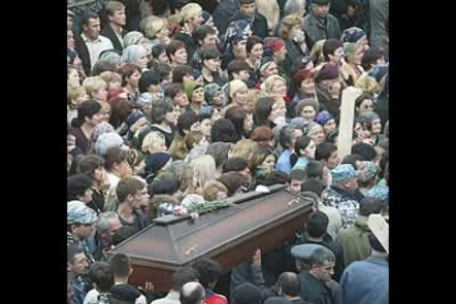 Este lunes se enterraron a otras 104 personas fallecidas en el asalto a la escuela.