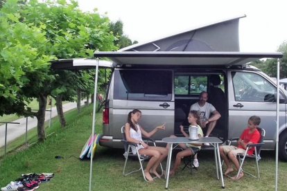 Una familia en un camping.