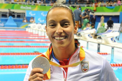La atleta paralímpica Teresa Perales recibe la medalla de plata de la prueba de 200 metros libre en los Juegos Paralímpicos Río 2016.