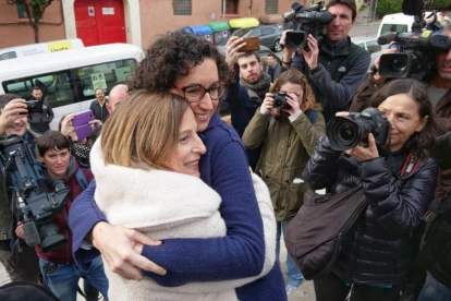 Carme Forcadell y Marta Rovira se abrazan este domingo en el mitin de ERC en Badalona.