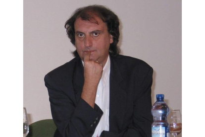 Javier Tomé durante la presentación de uno de sus libros. PATRICIA CAZÓN
