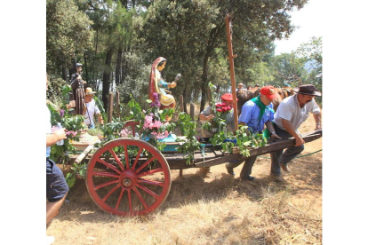 Las imágenes portadas en un carro en la procesión del 2011.