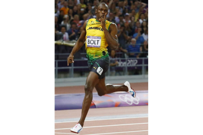 El jamaicano Usain Bolt celebra tras ganar el oro en la prueba masculina de 200 metros.