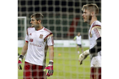 Los porteros de la selección española Iker Casillas y David de Gea durante el entrenamiento.
