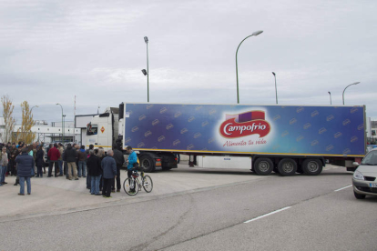 Un camión de Campofrío entra en las instalaciones de la compañía, en una imagen de archivo. DL