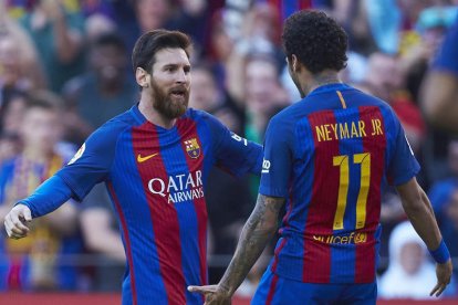 Messi y Neymar celebran el primer gol del argentino. A. GARCÍA