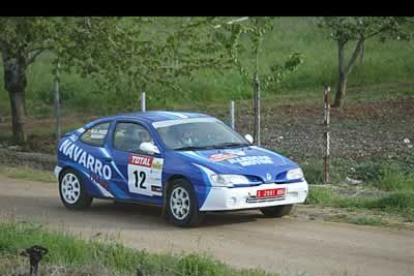 Alfonso Navarro con su Renault.