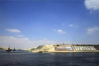 Los barcos empiezan a navegar por el nuevo tramo del canal de Suez, el pasado 13 de junio. Al fondo se lee "Bienvenidos a Egipto".