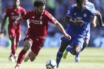 Salah y Manga batallan por el balón en el Cardiff-Liverpool.