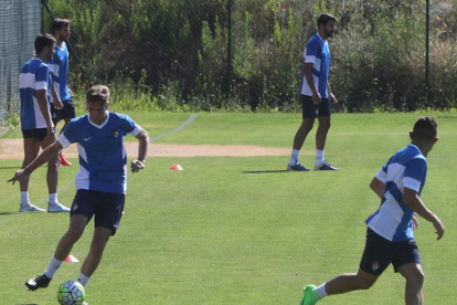 La plantilla blanquiazul se centra ya exclusivamente en el campeonato liguero y hoy recibe al segundo clasificado. L. DE LA MATA