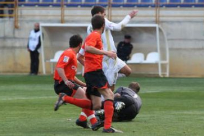 El ex culturalista Oriol Riera, a la izquierda, saluda al capitán del equipo leonés Iván Mateo