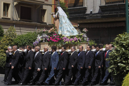 Un momento del inicio de la procesión de la Virgen de La Alegría.