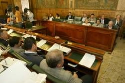 Imagen de archivo de un momento de la nueva composición del pleno en la Diputación Provincial