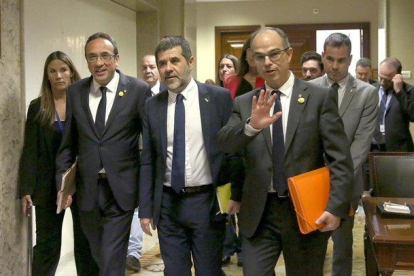 Josep Rull, Jordi Sánchez y Jordi Turull, tras recoger su acta de diputado.