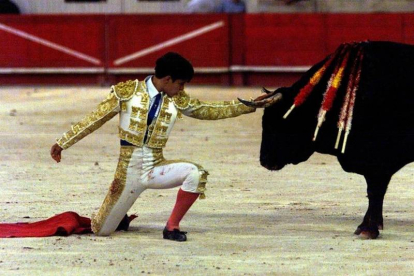 El torero Julián López 'El Juli' se arrodilla ante su segundo toro durante una corrida celebrada en Nimes, Francia, en el 2001.