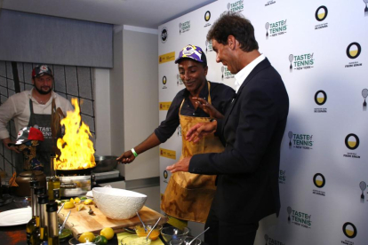 El tenista Español Rafael Nadal (d) y el chef Marcus Samuelsson (c) participan hoy, jueves 25 de agosto de 2016, en el evento "Taste Of Tennis" en Nueva York.