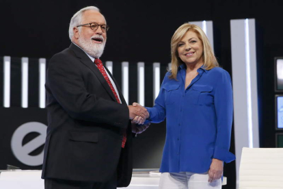 Miguel Arias Cañete y Elena Valenciano, momentos antes de iniciar el debate el jueves.