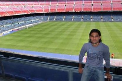 El jugador mexicano del Barcelona Rafael Márquez, posa en el Nou Camp, escenario en el que seguirá s