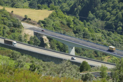 Al fondo el viaducto de Ruitelán reparado, pero falta otro paso, en el que se sigue con las obras. L. DE LA MATA