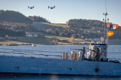 Dos aeronaves V-22 Osprey se disponen a aterrizar durante las maniobras de la OTAN Trident Juncture 18 en Byneset, Noruega.