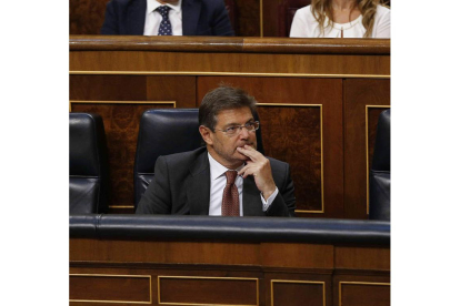 El ministro de Justicia, Rafael Catalá, en su escaño. PACO CAMPOS