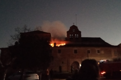 Imagen de las llamas en la cubierta del convento de Grajal. DL