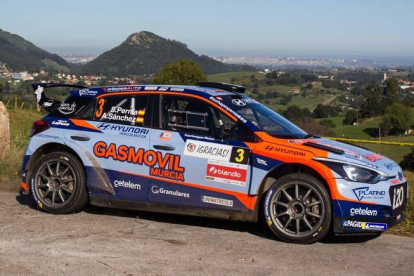 Alba junto a su compañero Pernía subieron a lo alto del podio en el Rallye de Santander-Cantabria. HYUNDAI