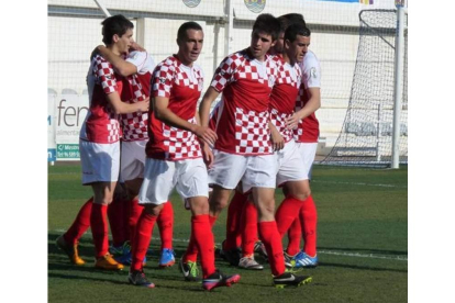 Los jugadores del combinado castellano y leonés celebran el gol.