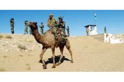 Soldados de las Fuerzas de Seguridad Fronteriza patrullan la frontera internacional entre Pakistán y