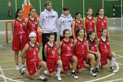 Formación del equipo alevín del Baloncesto Femenino León.
