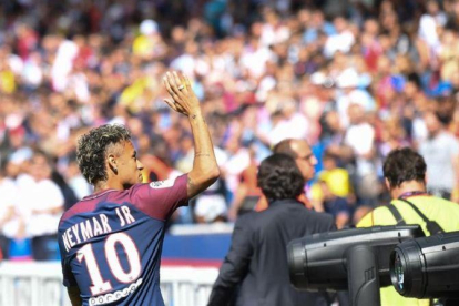 Neymar saluda a la afición del Parque de los Príncipes, este sábado