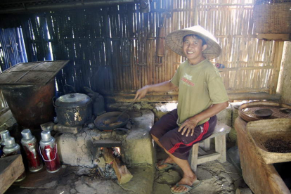 Un hombre indonesio tuesta los granos de ‘kopi luwak’ tras limpiarlos de las heces de las civetas.