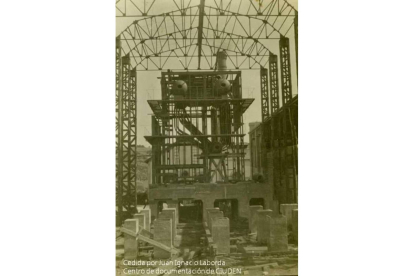 Arriba la ampliación en fase de construcción en el año 1929. Abajo, otra imagen de la térmica primitiva. CEDIDAS A LA CIUDEN POR LABORDA Y GALBÁN