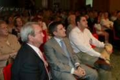 Francisco Fernández, centro, durante el homenaje a los mayores