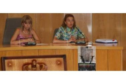 La alcaldesa de San Andrés, Eugenia Gancedo, y la profesora de la Universidad, Susana Rodríguez, en