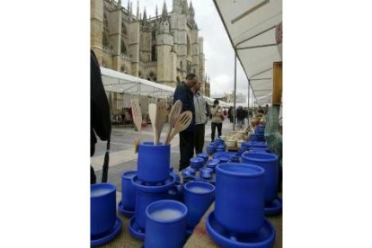 La feria muestra trabajos artesanales en la Catedral